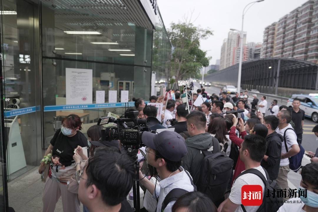 孙卓被拐案一审：被告吴某龙被指翘着二郎腿受审，对检方质证以“记不清”回应 uc9kIk09ScIjC9ZMjpg