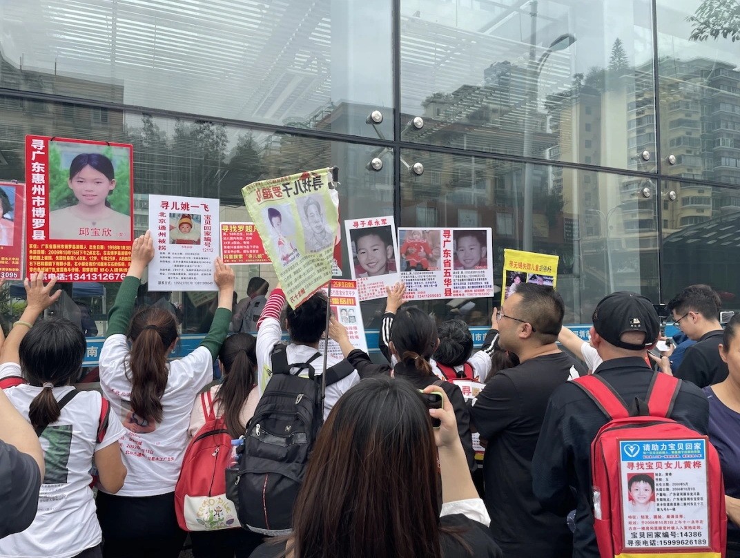 “蹭”孙海洋热度的寻亲家长们：用尽力气让人看到，哪怕一秒 kFm3jj26s34D62Vyjpg