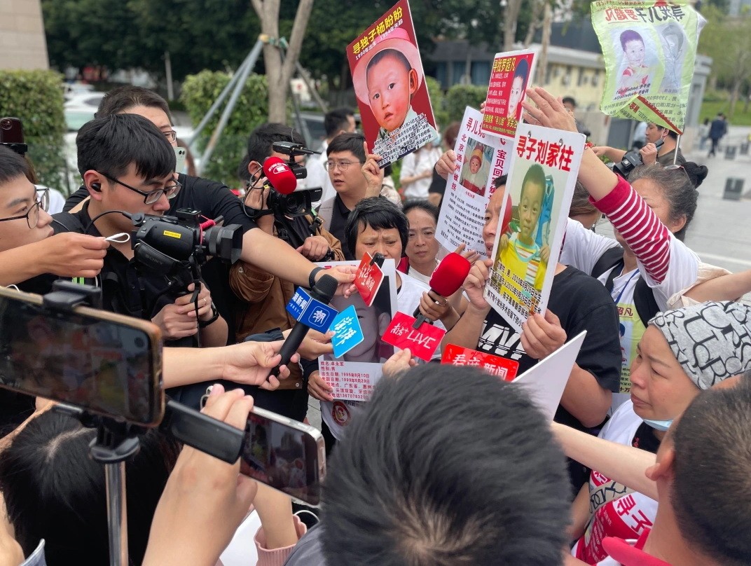 “蹭”孙海洋热度的寻亲家长们：用尽力气让人看到，哪怕一秒 xAaERiG9y87oq9O6jpg