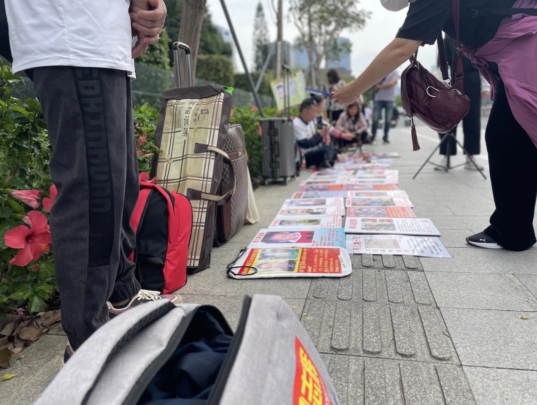 “蹭”孙海洋热度的寻亲家长们：用尽力气让人看到，哪怕一秒 vEJbrI5Mz09e64EEjpg