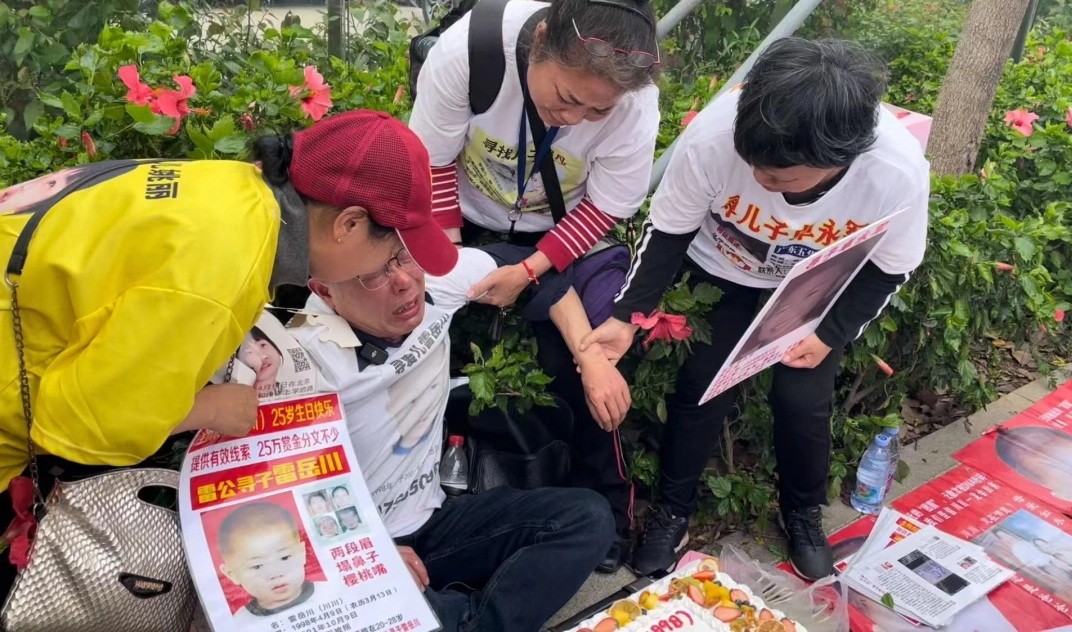 “蹭”孙海洋热度的寻亲家长们：用尽力气让人看到，哪怕一秒 TzMAm65Mkn0gM000jpg