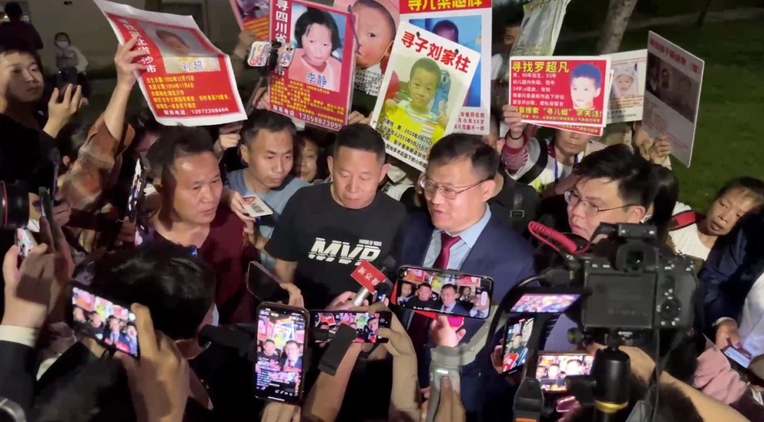 “蹭”孙海洋热度的寻亲家长们：用尽力气让人看到，哪怕一秒 HkzxSv7m0VK66O8ojpg